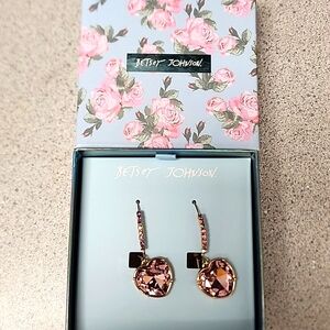 NWT Betsey Johnson Pink Stone Heart goldtone Dangle Earrings